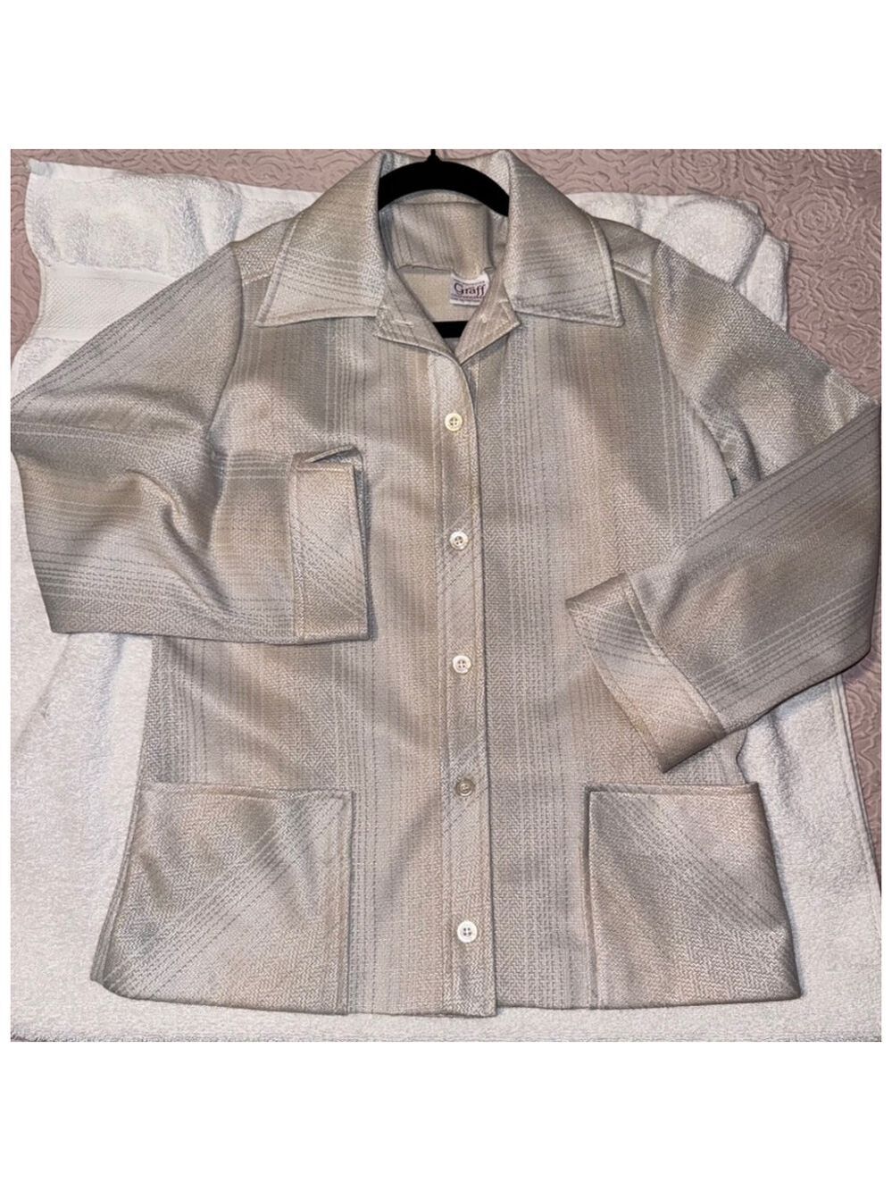 Vintage 100% polyester! California wear. Shiny lightweight jacket.